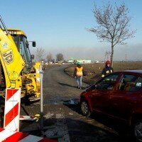 Wypadek samochodu osobowego i koparko – ładowarki w Strzelnie